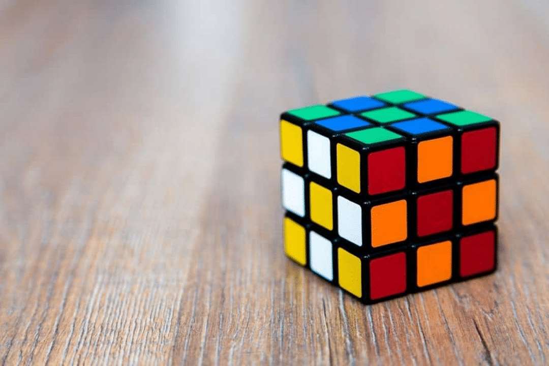 Rubik 3x3 là một khối lập phương có đa dạng màu sắc