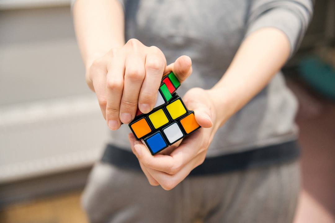 Người chơi cần cẩn thận và sử dụng thuật toán khi giải rubik 3x3